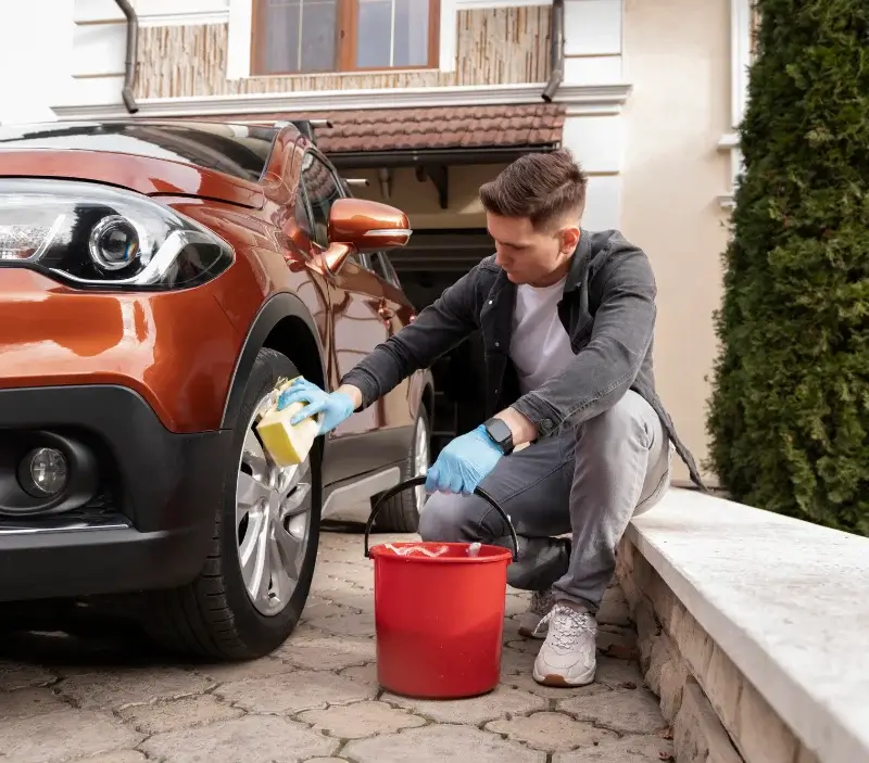 Lavage auto à domicile Le Frêche : professionnel intervenant sur un véhicule